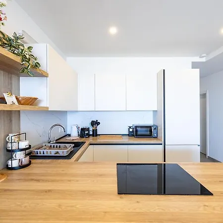 Oasis Sea View 3 Bedroom By Homely *